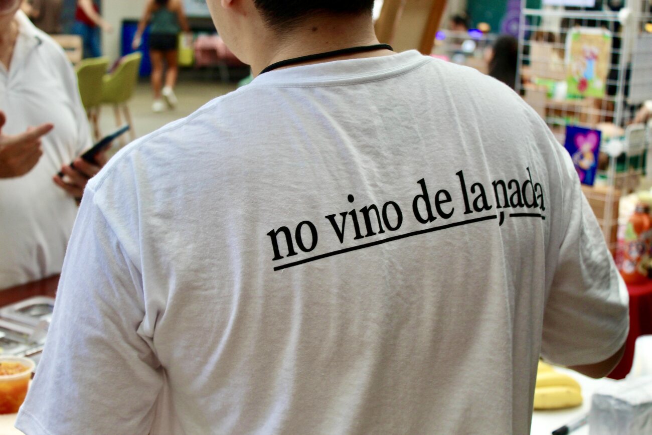 Camiseta deRAÍZ con la frase no vino de la nada en la feria