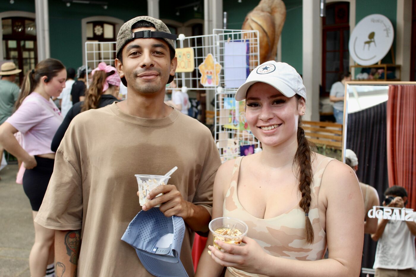 Pareja joven con parfaits deRAÍZ