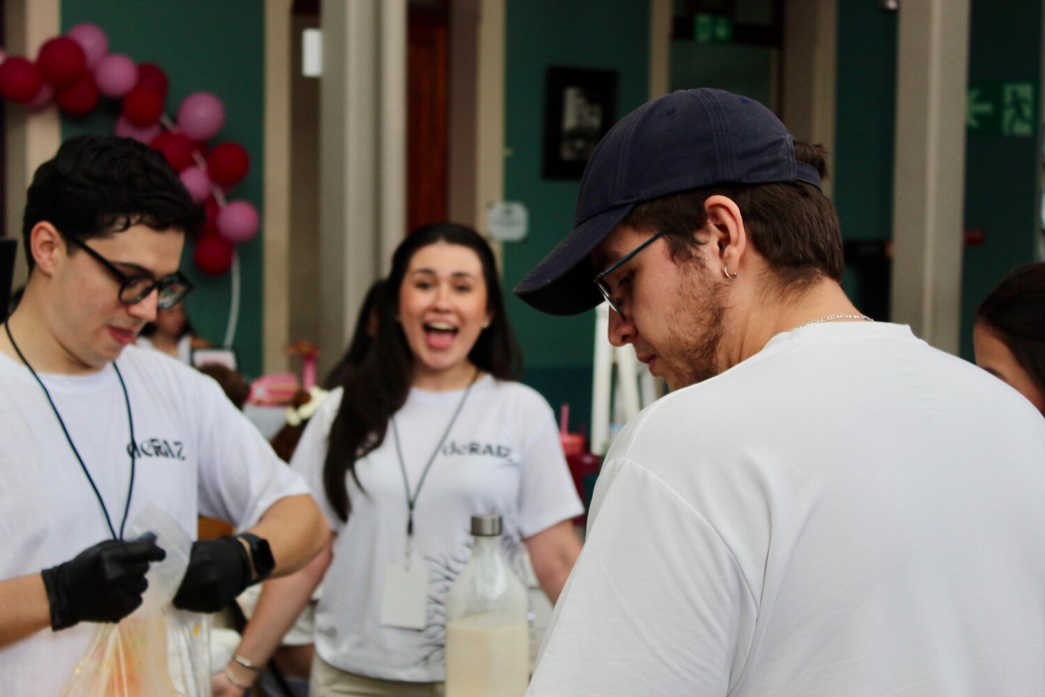 Equipo deRAÍZ atendiendo en la feria