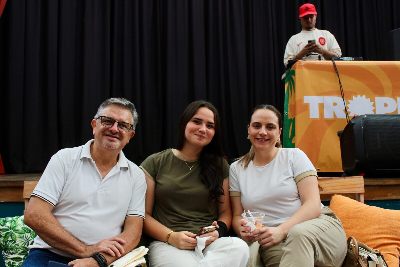 Stand de deRAÍZ con el logo de marca